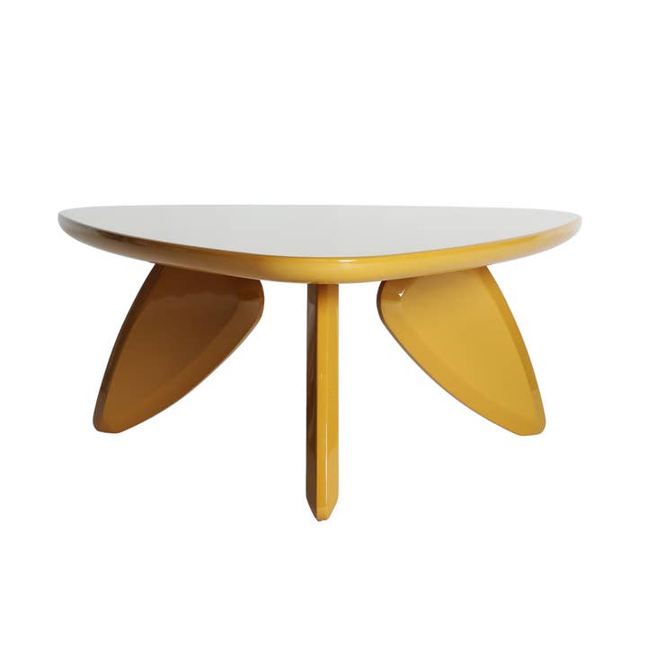 Table basse en bois DM laquée moutarde pour la vente par Kodu