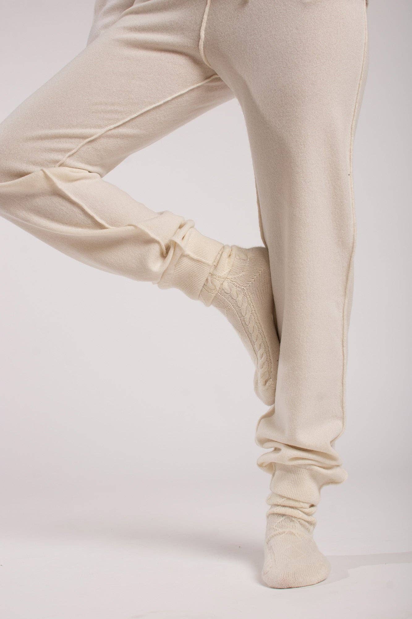 Karen Thomas – wholesale Lounge set – Women's – Cashmere Loungewear Sweatsuit Two Piece Set6