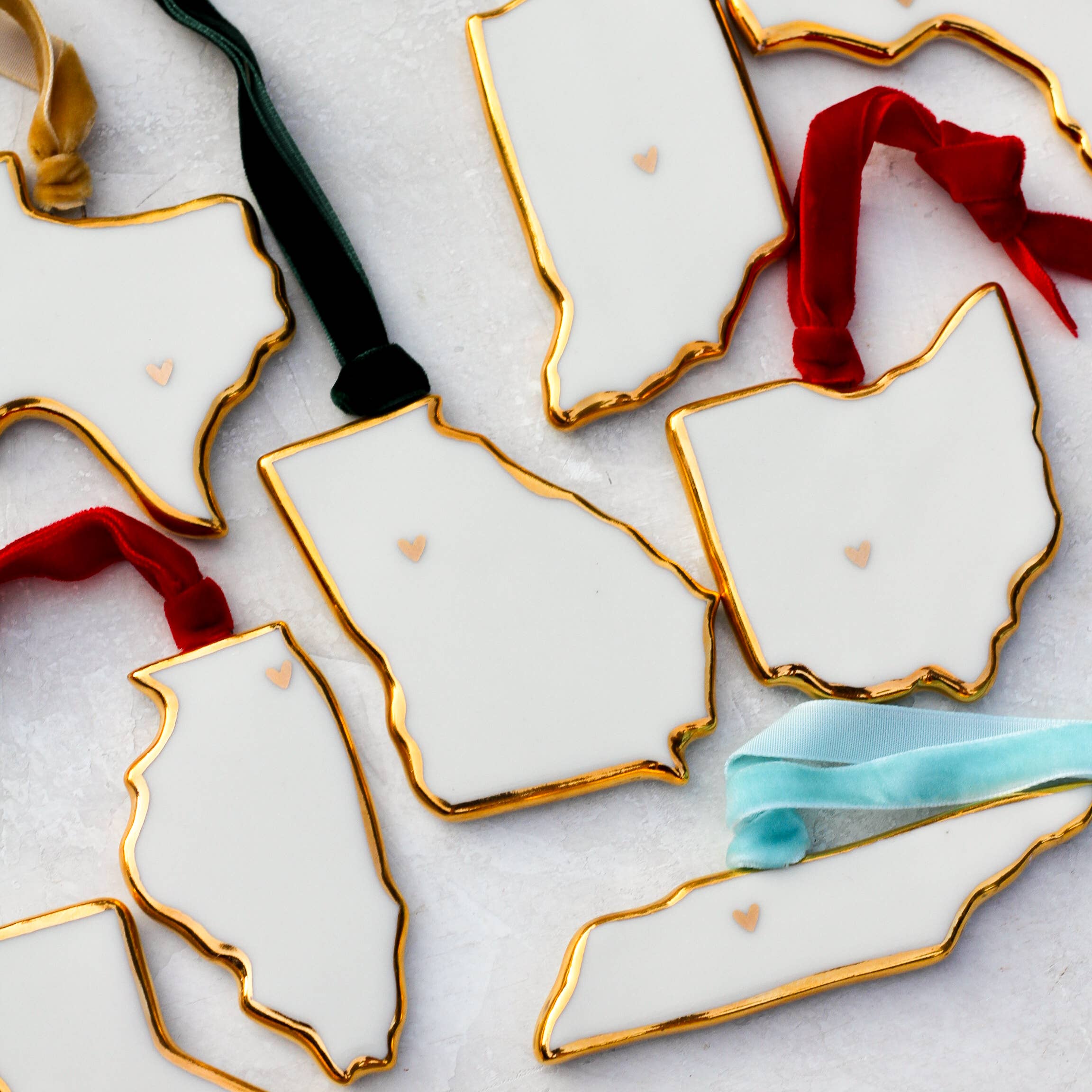 Apricity Ceramics – Engroshandel Pynt – Håndlavede porcelænsstatspynt med guldhjerte1