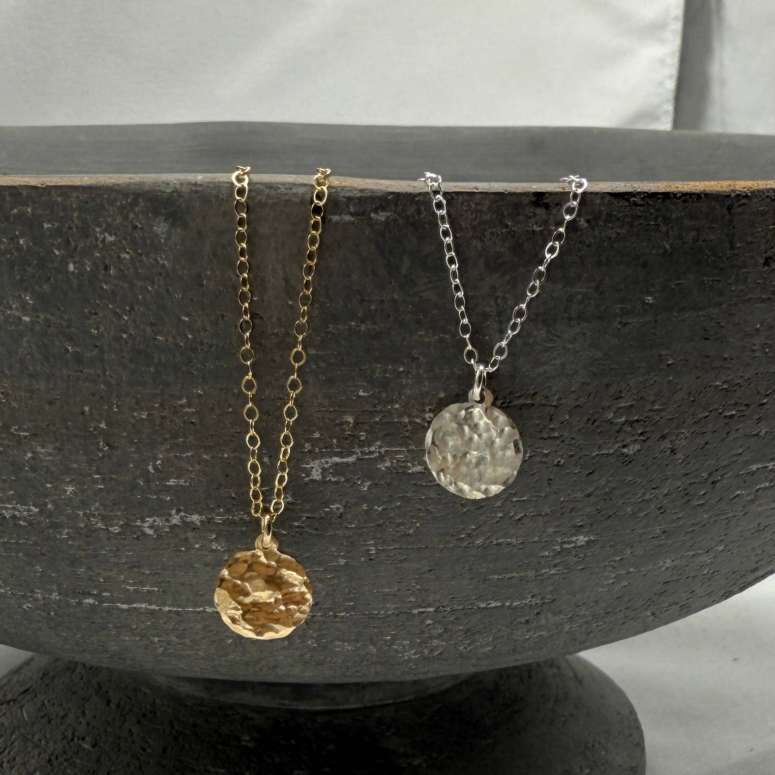 Sela+Sage - Vente Colliers à pendentif - Collier Goutte Martelé à la Main, Pièce en Or Rempli7