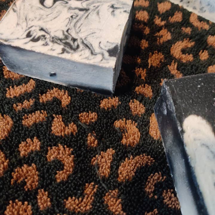 Savon maison au patchouli et au bois de santal pour la vente par Luna Valley Soaps