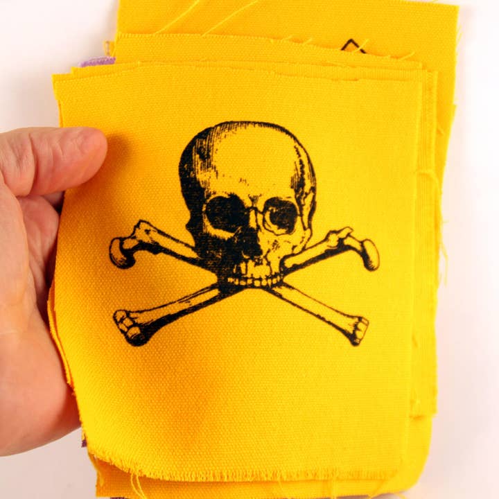 Pleister #025: Schedel & Kruisbotten voor wholesale door Microcosm Publishing & Distribution