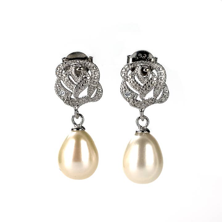 Freshwater White Pearls Copenhagen Drop Earrings 8-9 mm AAA for engroshandel hos Vayo Pearls