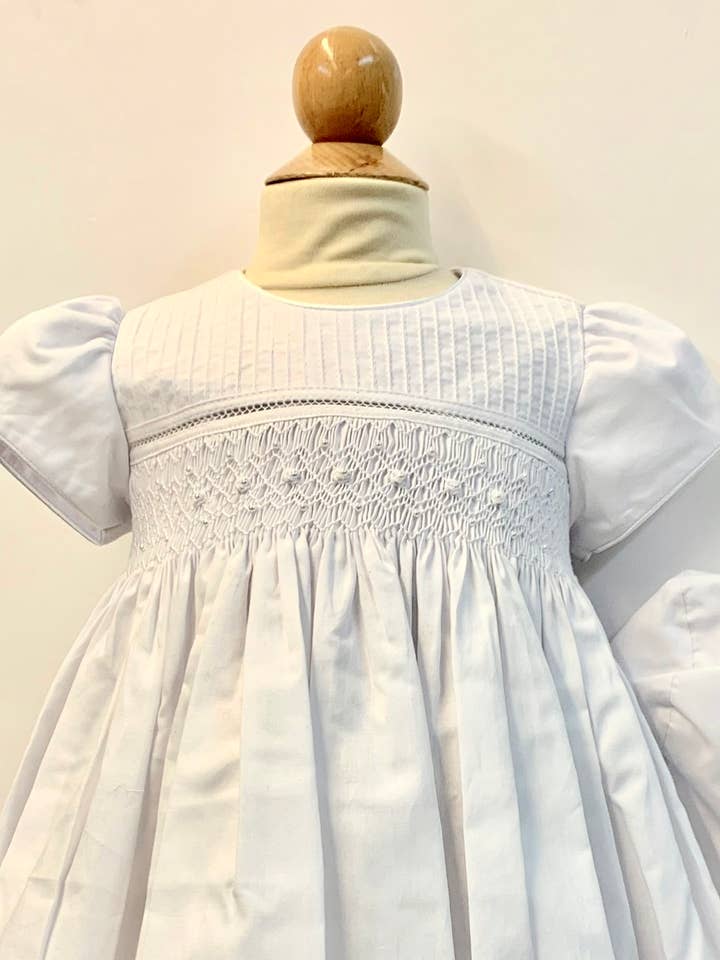 16696 Robe smockée blanche avec bonnet pour la vente par Will'beth