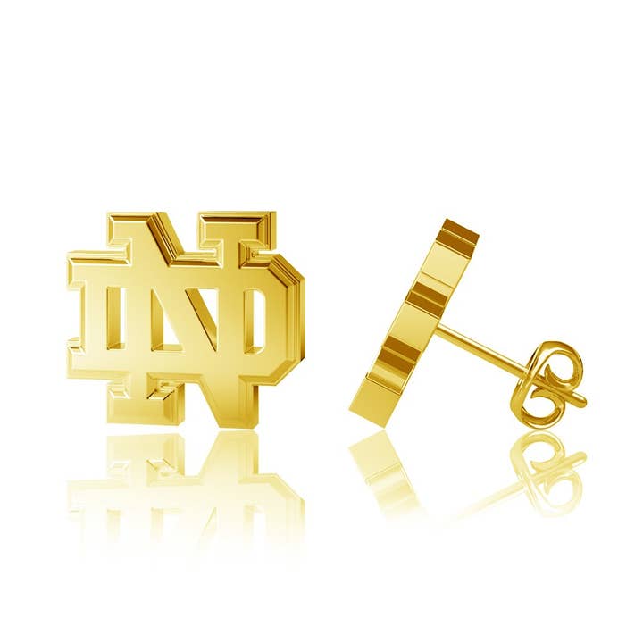 Boucles d'oreilles en forme de poteau de l'université Notre-Dame en métal doré pour la vente par Dayna Designs