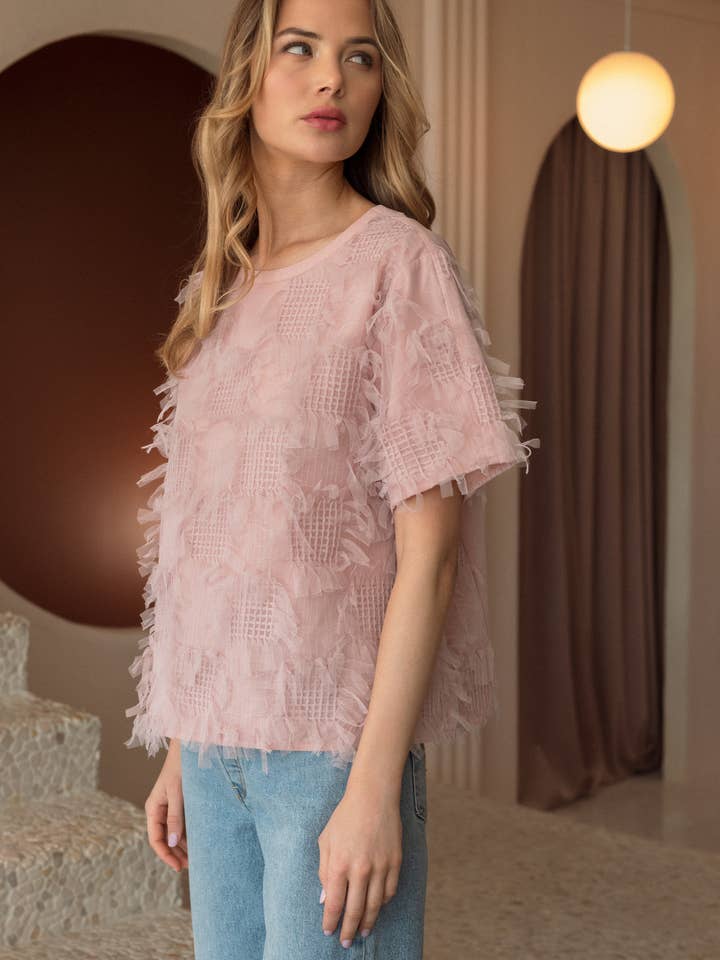 Haut Waylynn avec chiffon texturé à plumes pour la vente par Joh Apparel