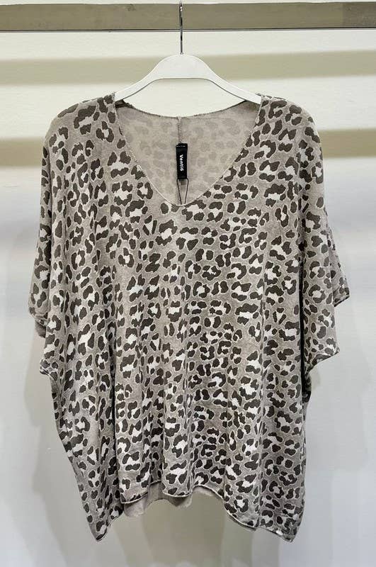 VENTI6 - Wholesale Shirt - Women's - LEOPARD PRINT V-NECK BOYFRIEND TOP (501520-LEOPARD)1