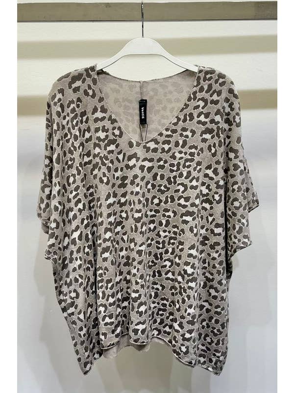 VENTI6 - Wholesale Shirt - Women's - LEOPARD PRINT V-NECK BOYFRIEND TOP (501520-LEOPARD)1