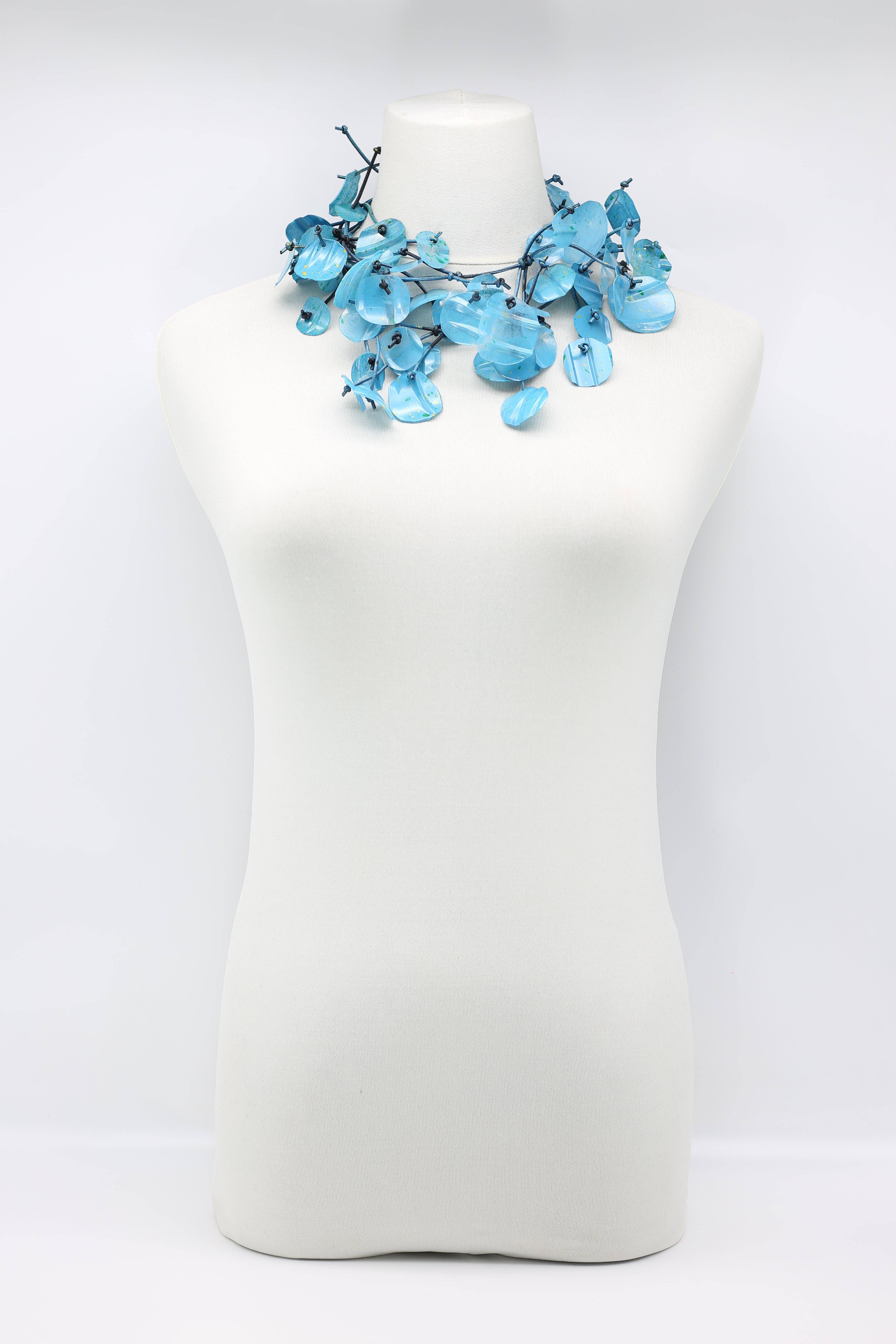 Jianhui London – Großhandel Statement-Halsketten – Halskette mit Seerosenblättern aus recyceltem Kunststoff, lang, handbemalt20