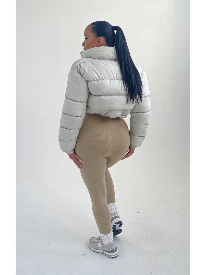Femme Luxe – wholesale Dunjacka - Dam – Vit vadderad pufferjacka med hög hals - Khlo