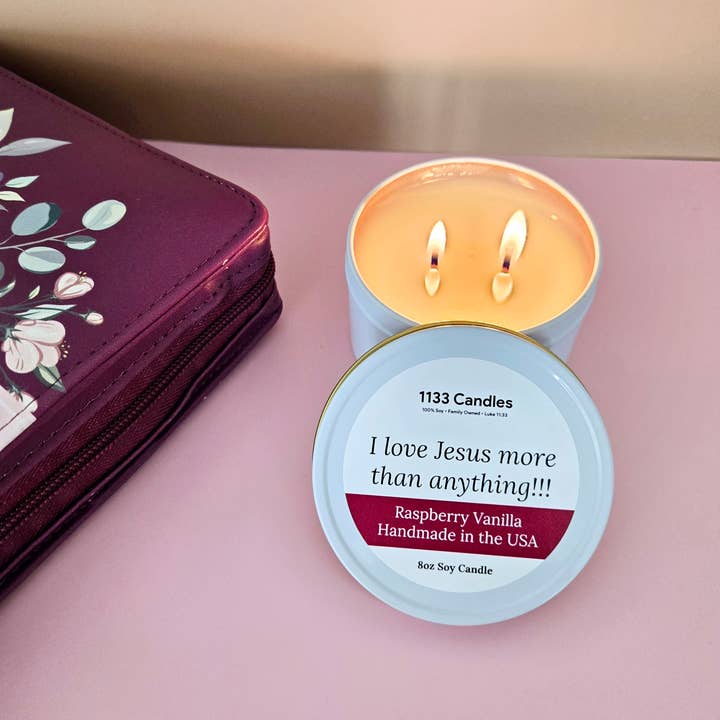 Bougie 8 oz à la framboise et à la vanille - Cadeau chrétien J'aime Jésus pour la vente par 1133 Candles