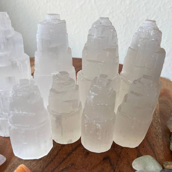 CaNatureLover - Venta al por mayor Piedras/cristales espirituales - Torre de cristal de selenita para curación de Reiki y carga de cristales | Hecho en Marruecos | Rascacielos de cristal de selenita Iceberg Torres de carga