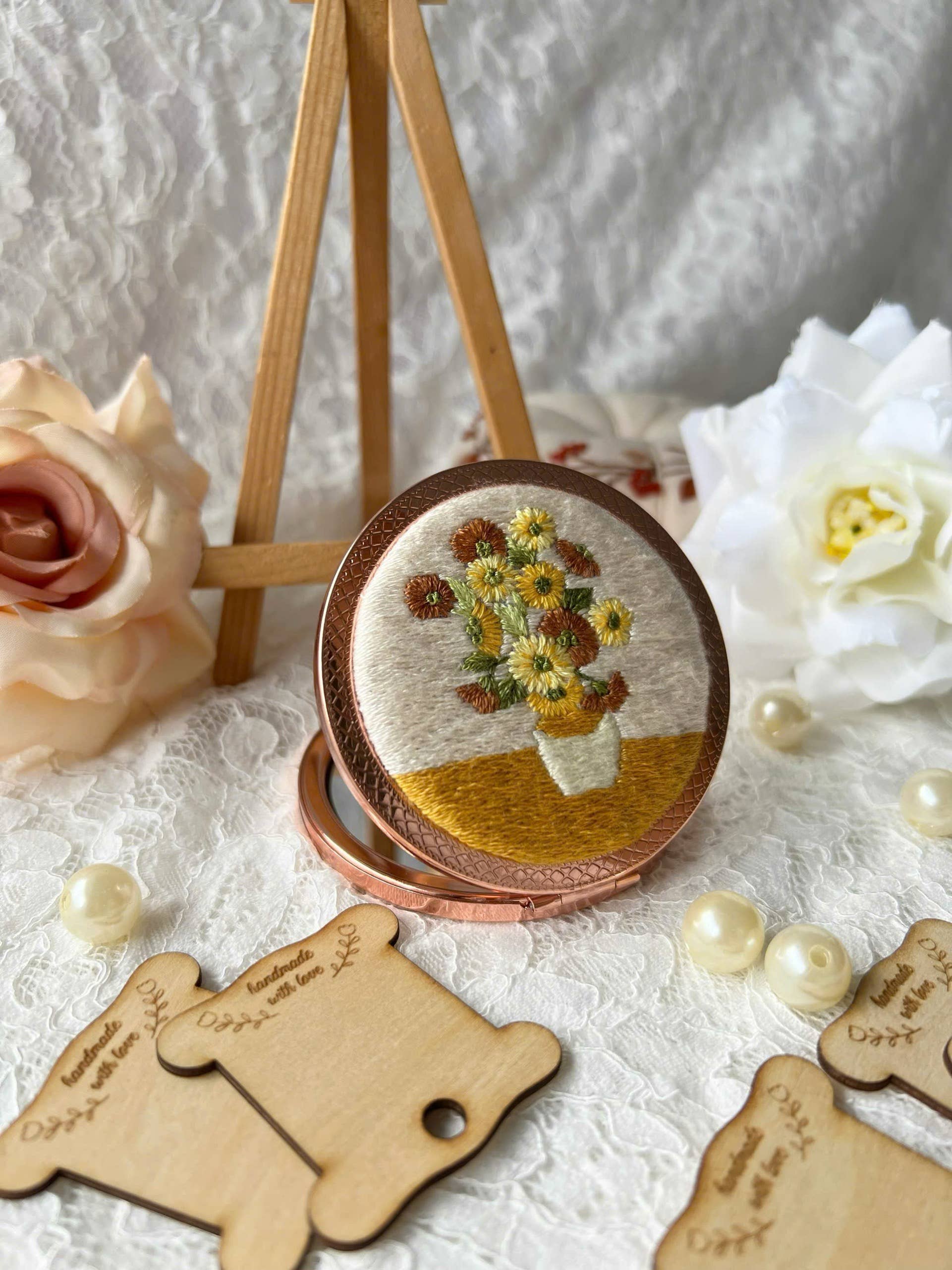 Maple Dream Store – Engroshandel Kompaktspejl – Lomme-spejl med vintage blomstermotiv, håndbroderet0