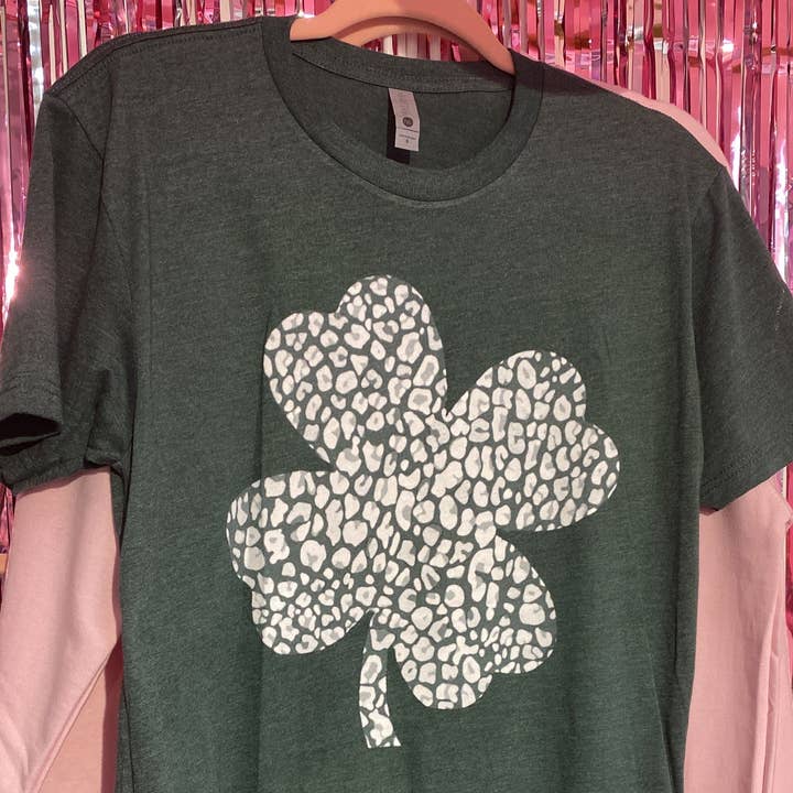 Leopard Shamrock Clover St Patrick's Day grafisk T-shirt -UNGDOM för wholesale av Pink House On River Road