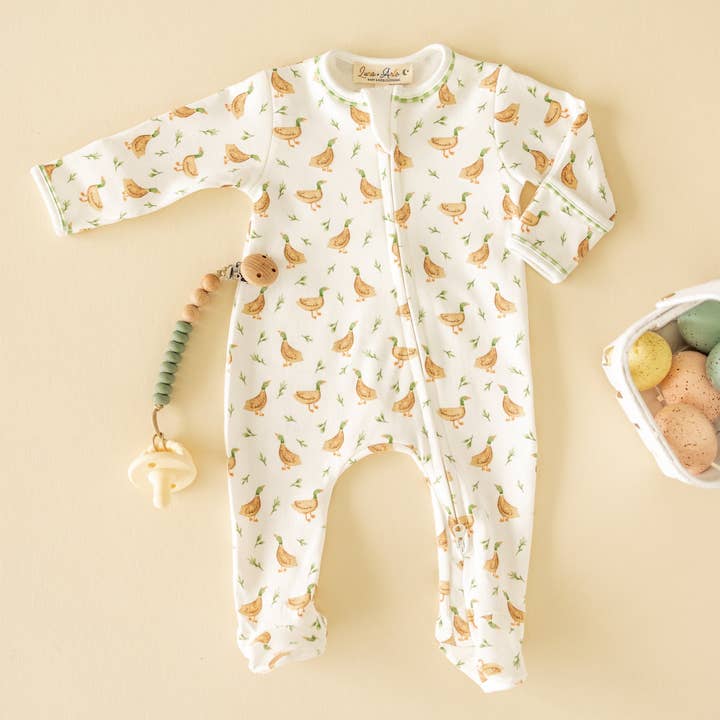 Wiesenland-Enten Reißverschluss-Strampler für den Großhandel von Magnolia Baby