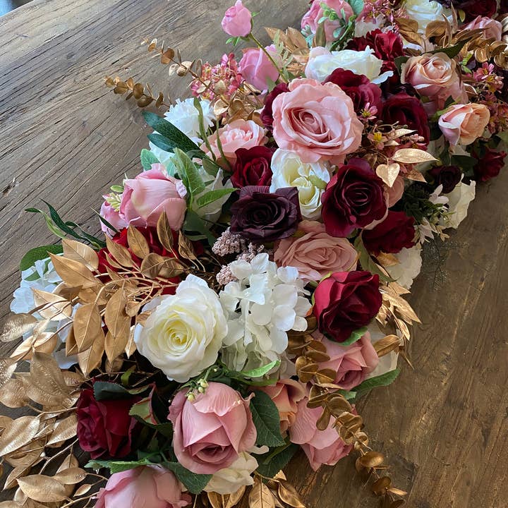 IVY CRUZ - Vendita all'ingrosso Bandierine/Ghirlande - Ghirlanda di fiori in oro e rosa, runner a fiori bordeaux, rosa