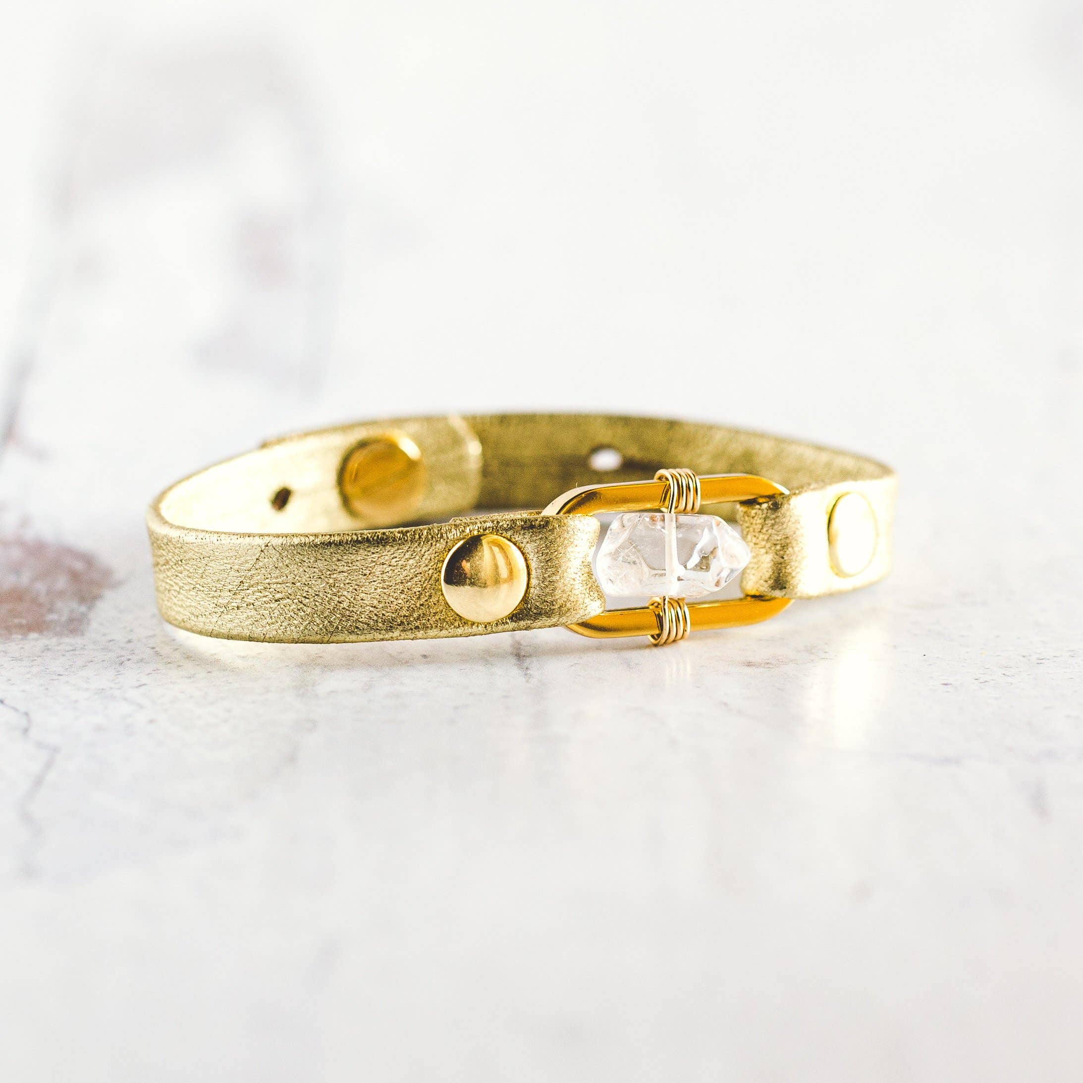 Giving Bracelets - Vente Bracelet jonc - Bracelet en cuir Desert Rose - Doré - Quartz transparent12