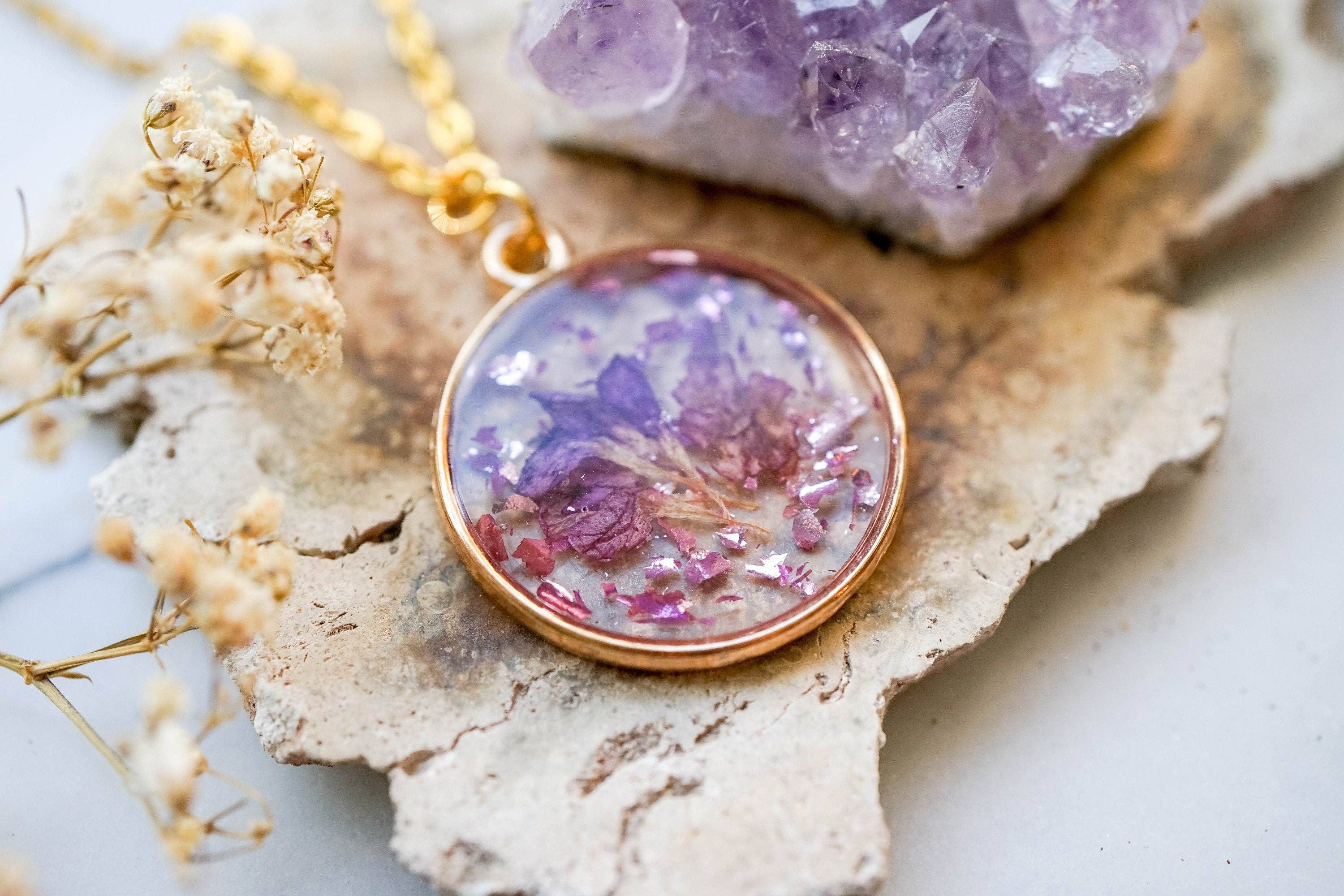 Ann + Joy - Vendita all'ingrosso Collana con ciondolo/pendaglio - Fiori Veri Pressati in Resina, Collana in Oro con Fiori Viola e Glitter di Vetro2