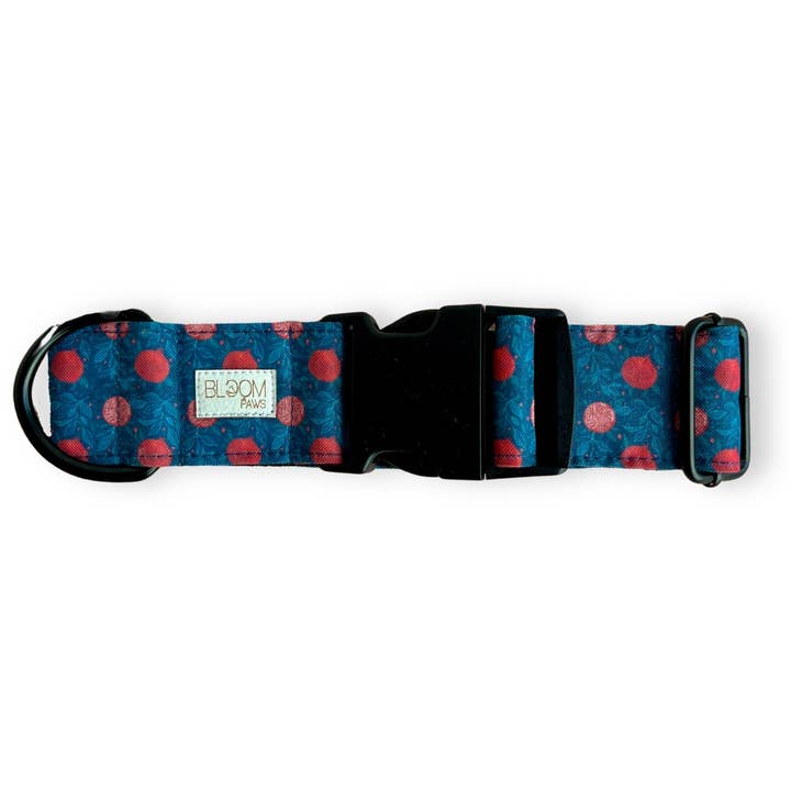 Hundhalsband - Granatäpple på denim - återvunnen duk för wholesale av Bloom Paws