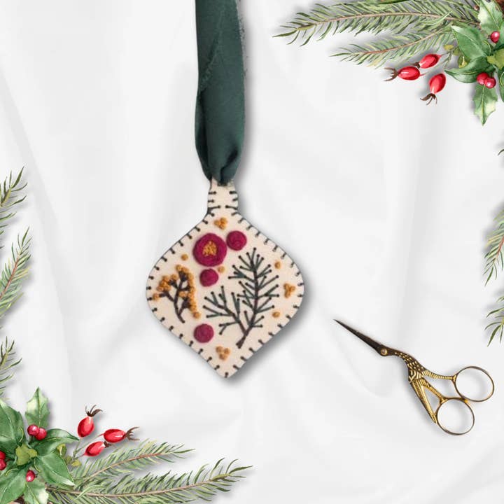 Kit de broderie en bois - Ornement double face en pin et baies pour la vente par Treasured Blessings, LLC