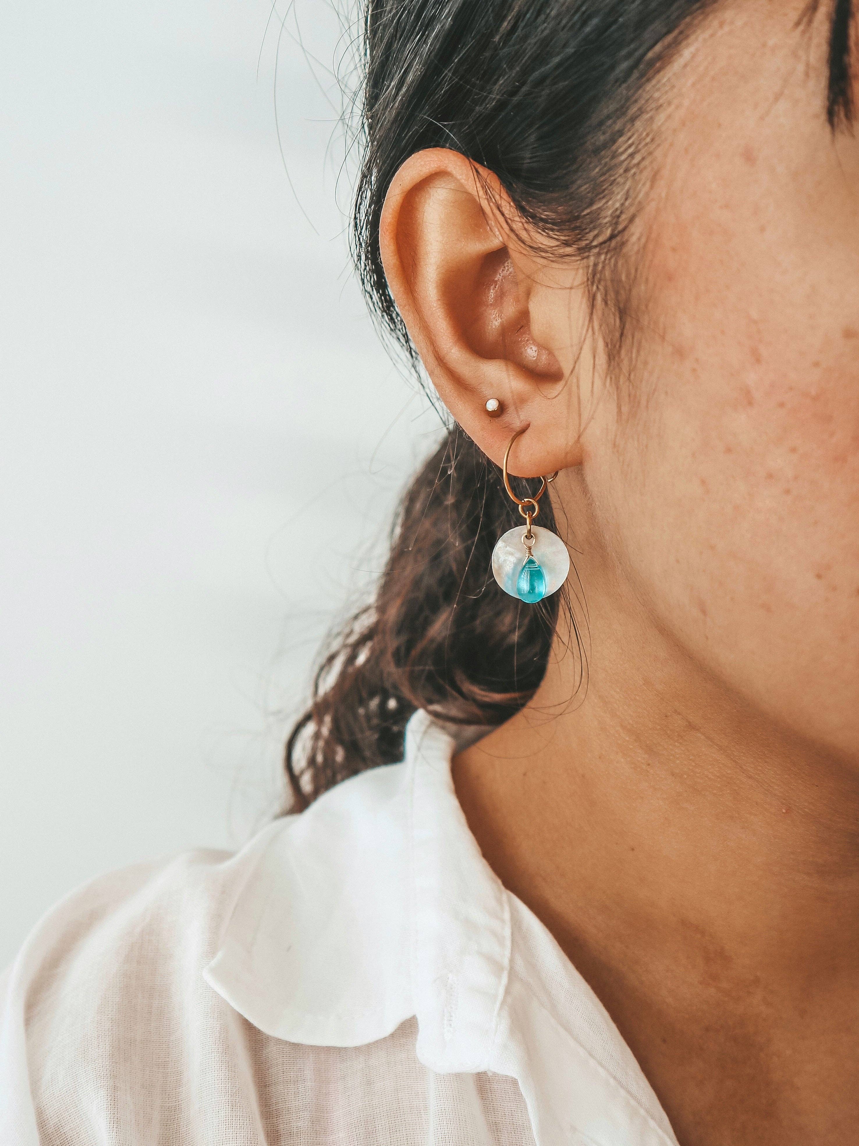 Bali Soul – wholesale Hängande örhängen – Ocean Breeze Akoya-halsbandskal med glasdroppörhängen i ring3