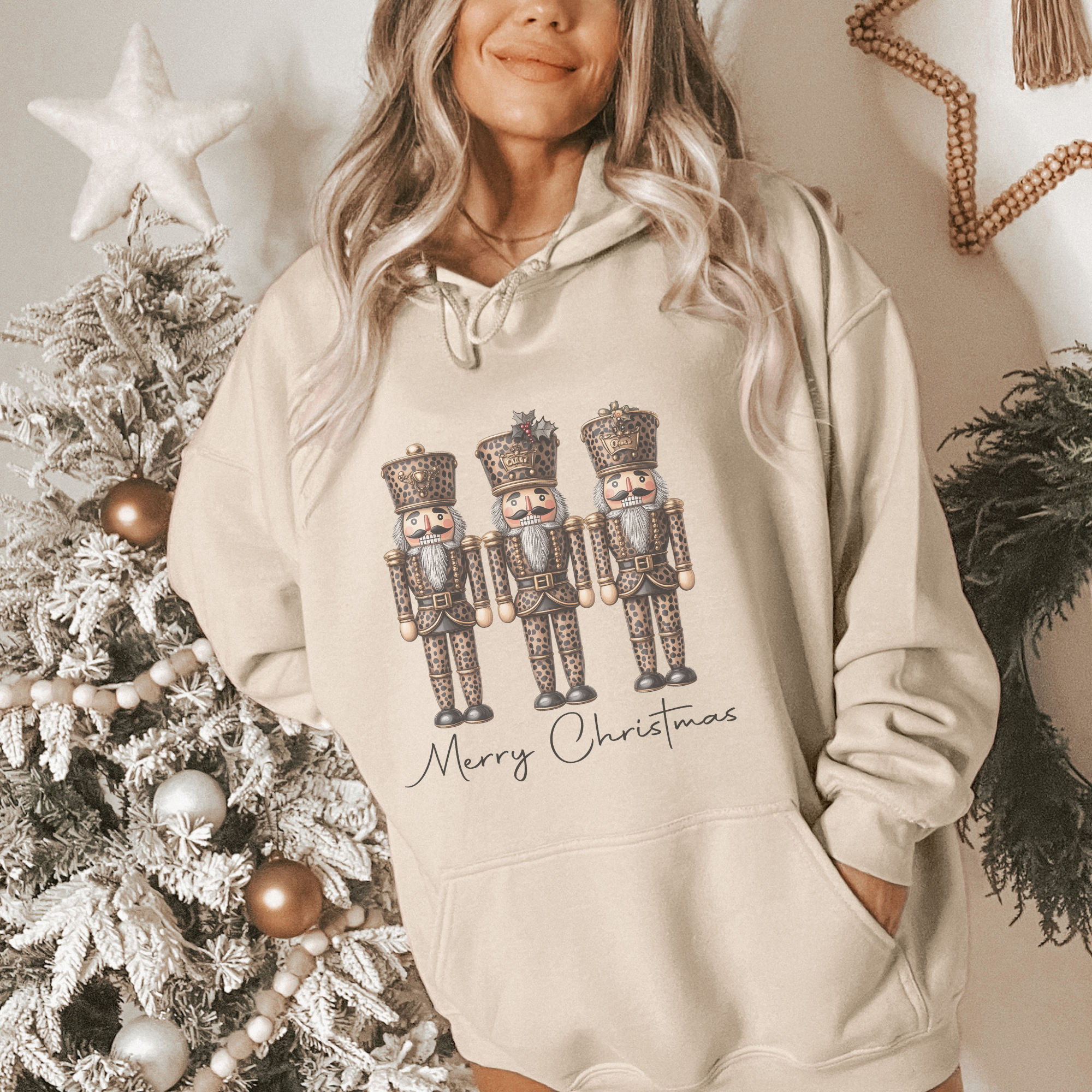 Trendznmore - Modern Graphic Apparel - Wholesale Hoodie - Dames - Luipaard Nutcracker Merry Christmas Hoodie2