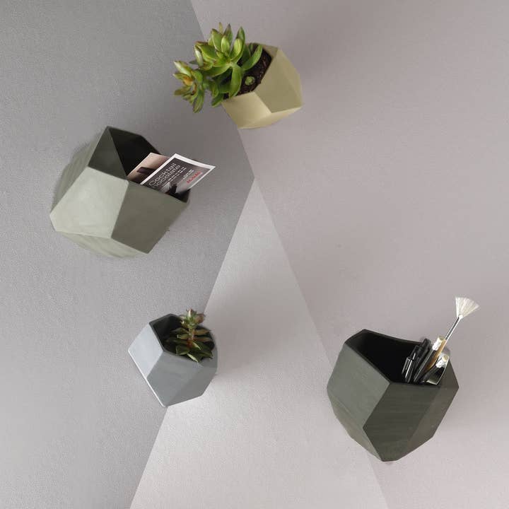 Le vase mural aux multiples facettes - fabriqué à la main en Italie pour la vente par FRANCESCA VERARDO CERAMICS