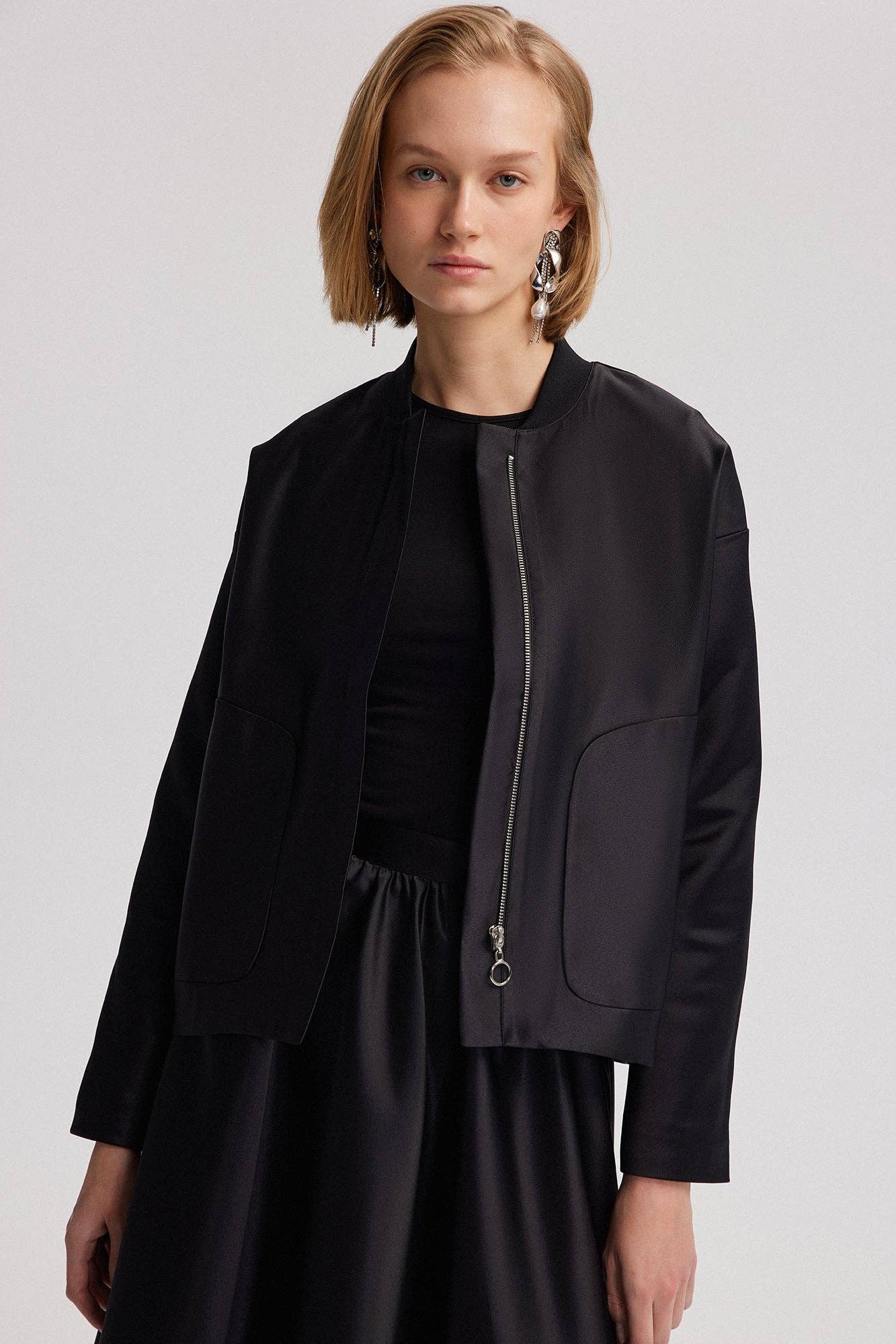 Negro CHAQUETA DE SATÉN CON DETALLE DE BOLSILLO de venta al por mayor en Faire1