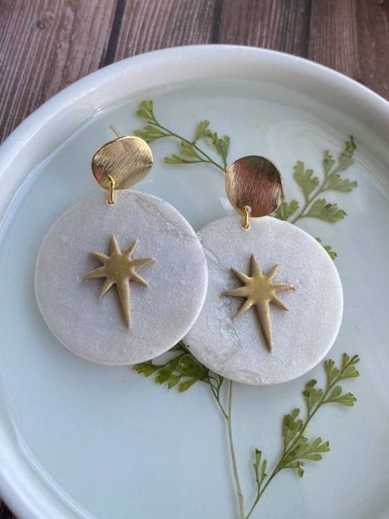 North Star-oorbellen, bungelt van polymeerklei, oorringen voor de feestdagen voor wholesale door Glitter and Glow Co