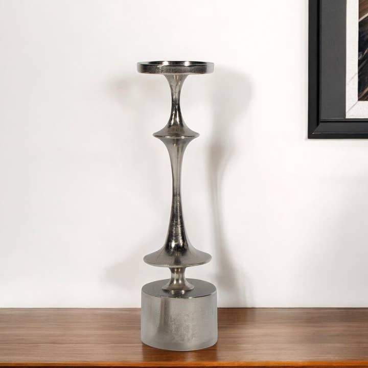 18" Zilveren Verweerde Geometrische Metalen Tafelkandelaar voor wholesale door HomeRoots