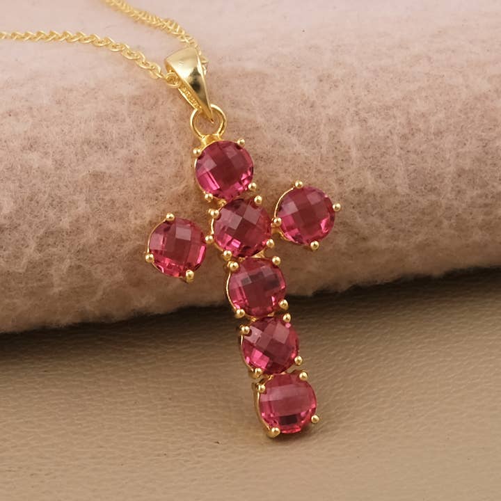 Collier pendentif croix serti griffes avec pierre précieuse ronde rose pour la vente par El Joyero
