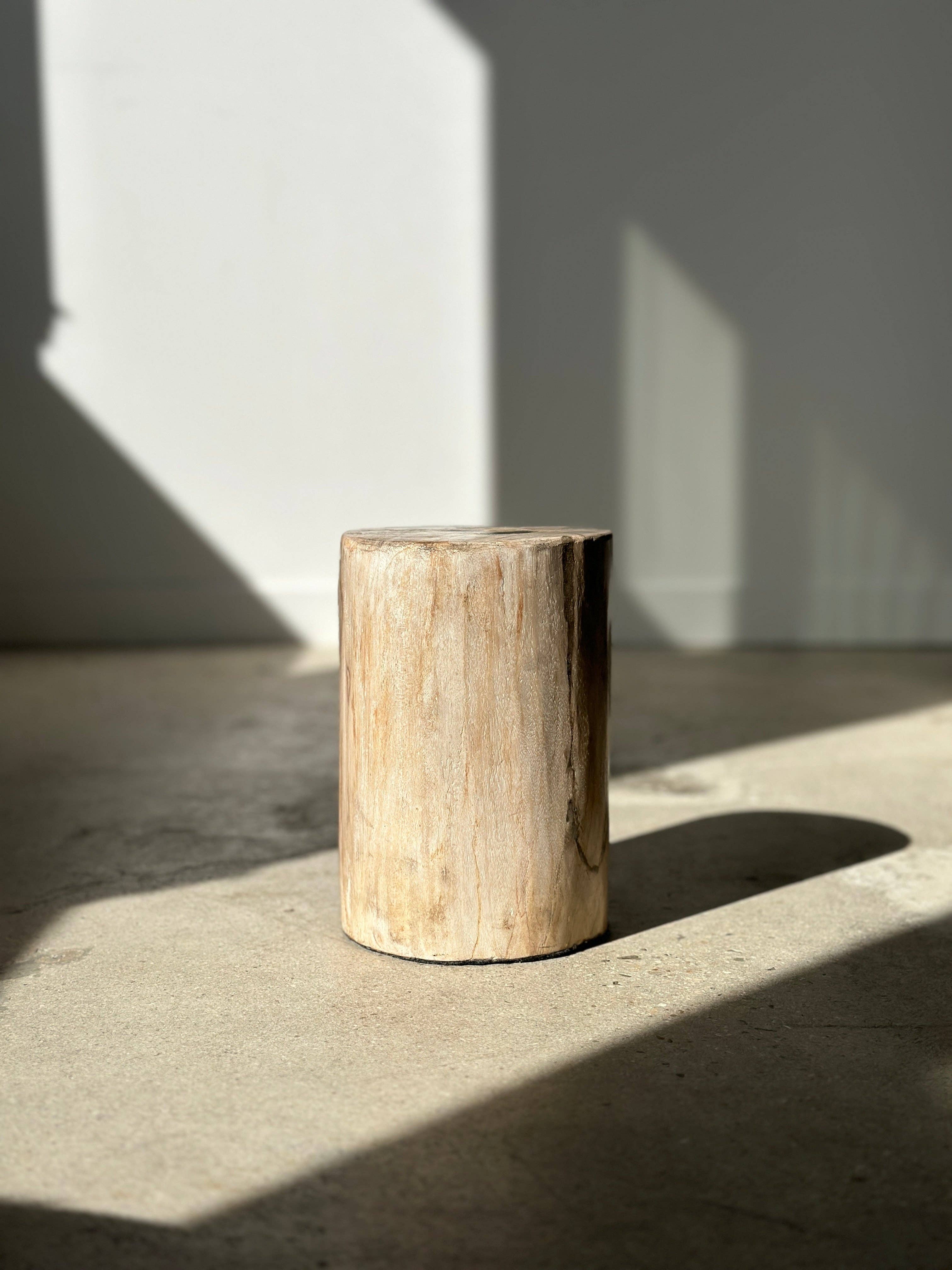 Office Objets - Wholesale Side Table - White petrified wood side table with black spots H:27.5 D:1836