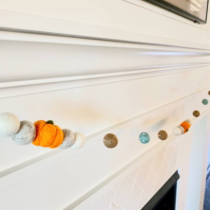 Guirlande de boules en feutre de laine Citrouilles - Décor automnal bohème pour la vente par The Mad Padder