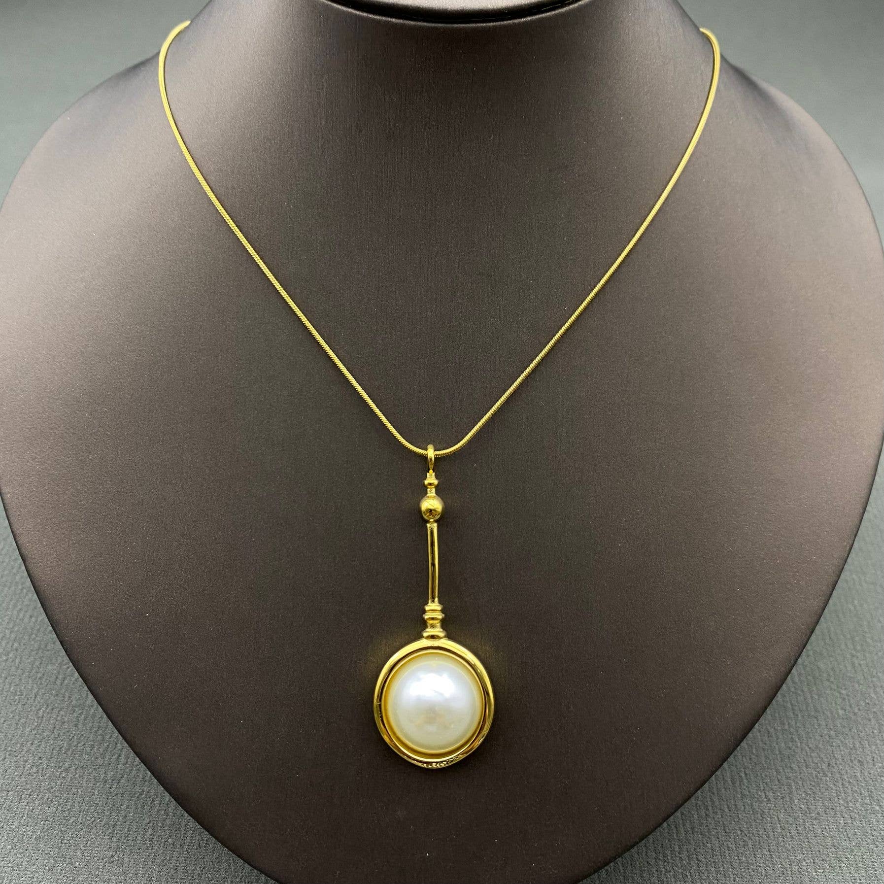 Mio Queena - Wholesale Pendant/Charm Necklace - Pearl Inlaid 18K golden SS Pendulum Charm Necklace - FGS0