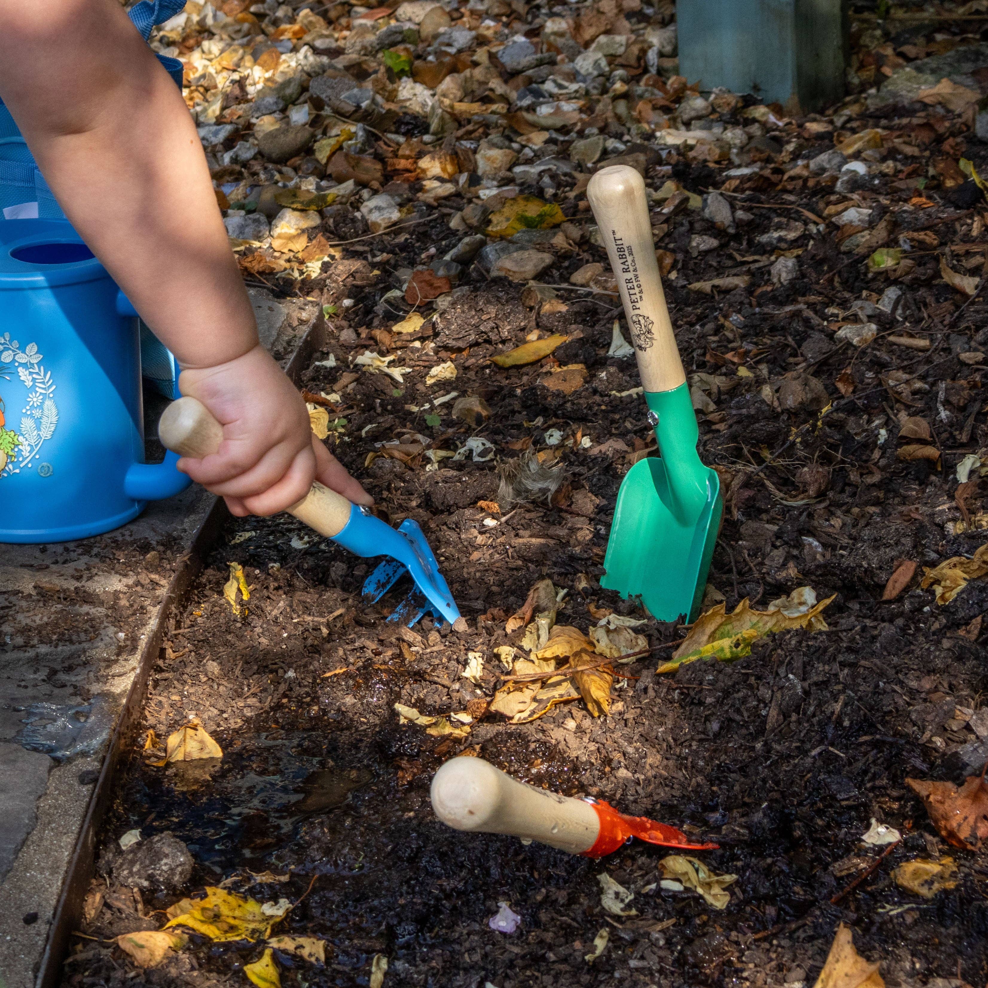 Robert Frederick Ltd – wholesale Leksaksset - Barn – Peter Rabbit Barnträdgårdsverktyg – 3-delat trädgårdskit för barn med spade, kratta och liten spade4