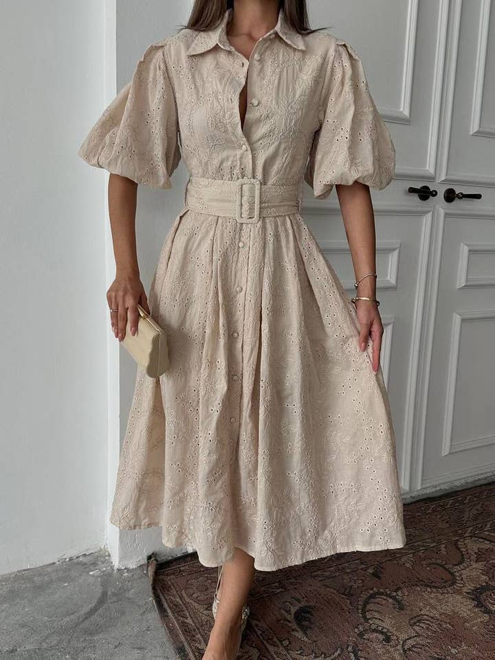 Beige maxiklänning i guipure med knäppning fram och skärp – Balloon för wholesale av Design company-Fatma Balkir