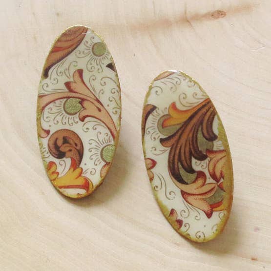 Clous d'oreille de bouclier arabesque florentin italien pour la vente par Folkloric Jewelry