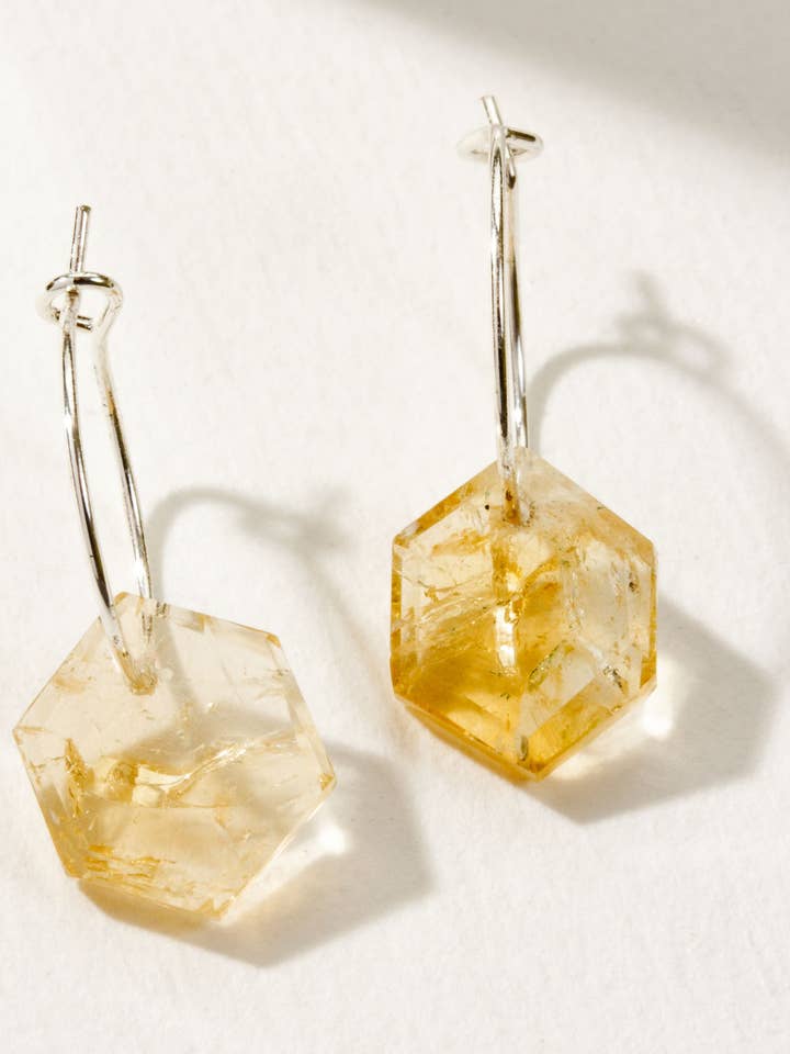 Mini-créoles géométriques en argent sterling - Citrine pour la vente par Luna Norte