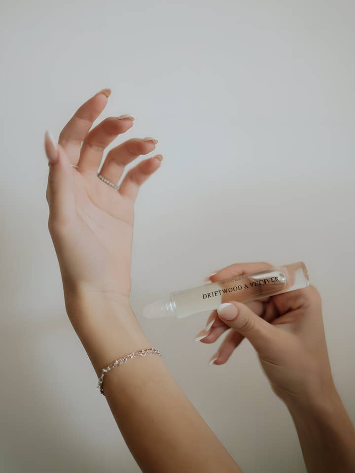 Bois flotté & Vétiver | Eau de Cologne Roll-On | 10 ml pour la vente par Woodsy Homelife