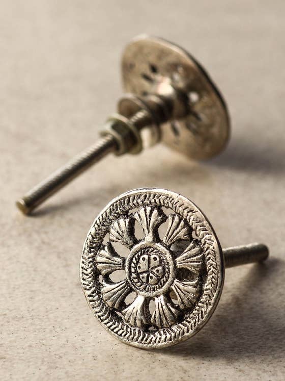 Antieke ronde metalen ladeknoppen met vintage design voor wholesale door KNOBCO