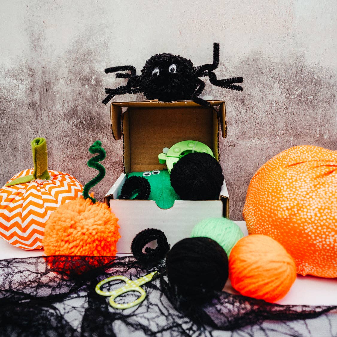 Pom Stitch Tassel - Wholesale DIY Craft Kit - Kids - Pom Pom Spider | Halloween | Spooky craft kit | Bugs | Insec1