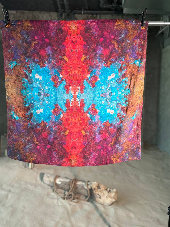 Écharpe en lin Rose Blue Ocean pour la vente par Mona Fares