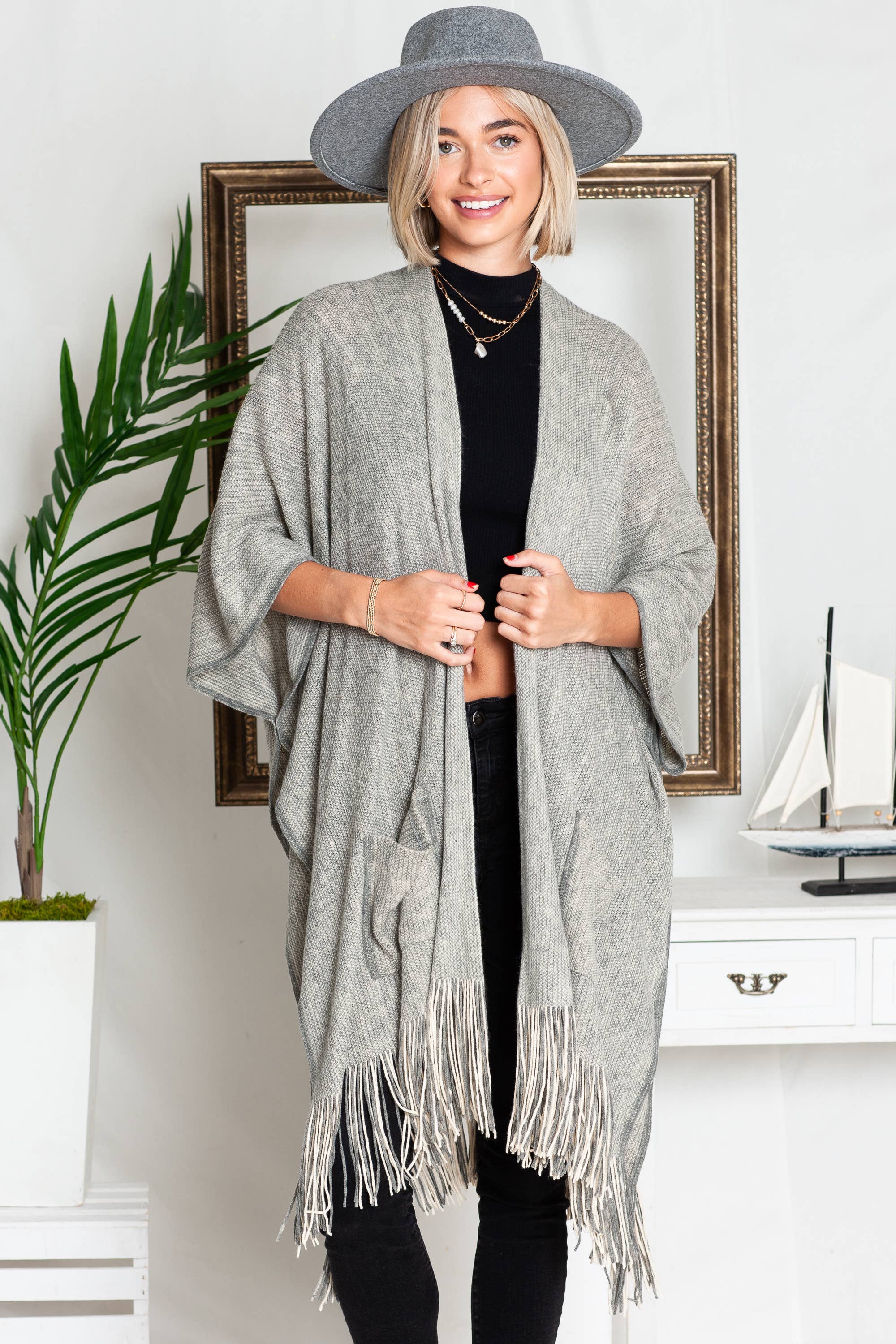 Justin & Taylor – wholesale Kofta - Dam – Harlow cardigan | Kimono-cardigan med fickor och fransad nederkant10