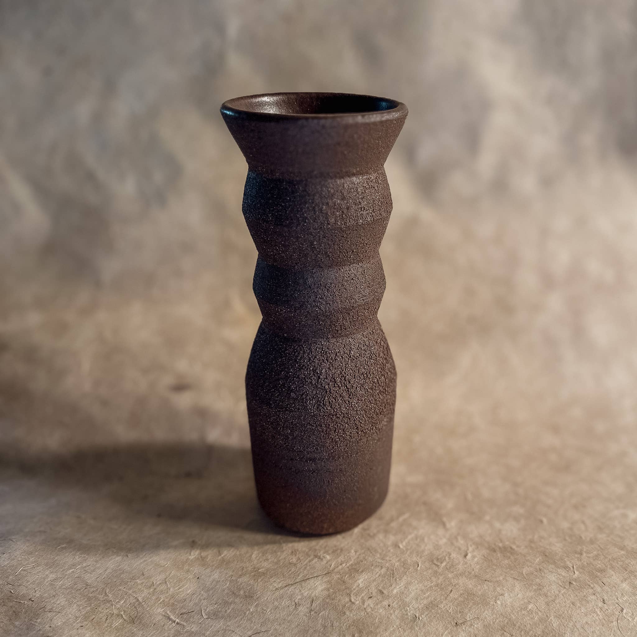 Olivia Snow Ceramics - Venta al por mayor Floreros - Jarrón No. 1 Jarrón de cerámica angular hecho a mano en marrón oscuro1