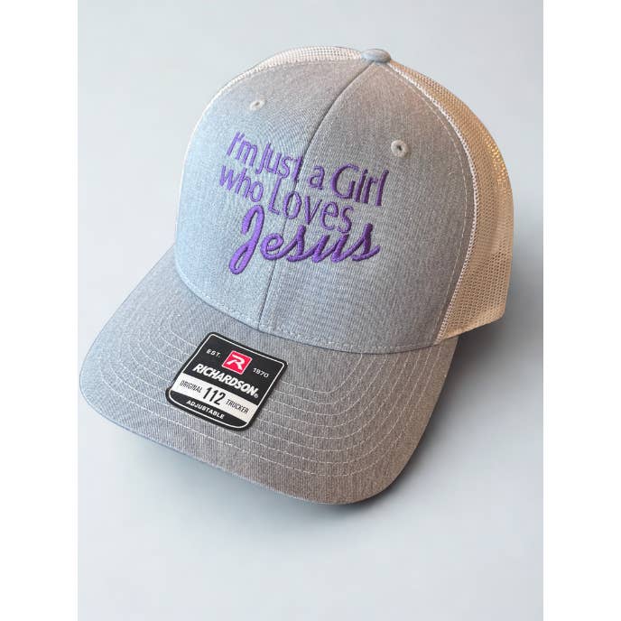 Une fille qui aime Jésus, Casquette Trucker Richardson Brodée pour la vente par 426 Creative