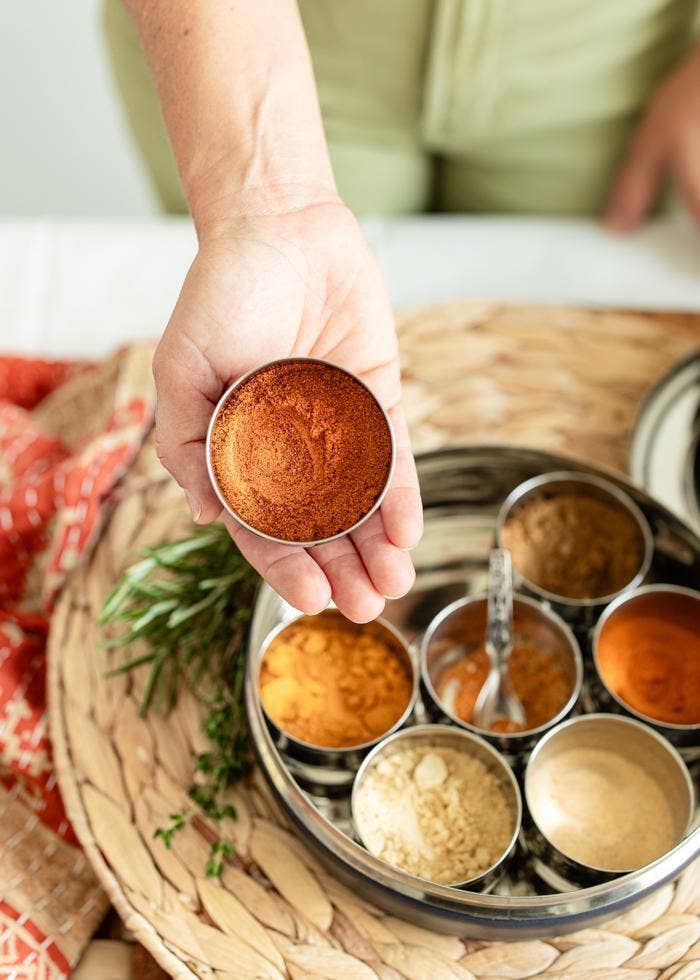 Mercy House Global – Engroshandel Krydderihylde – Masala Dabba krydderiboks3