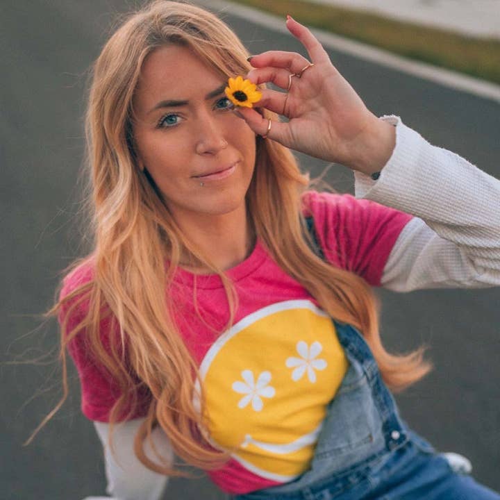 Camisetas de cara feliz de ojos de flores amarillas para venta al por mayor de Katydid