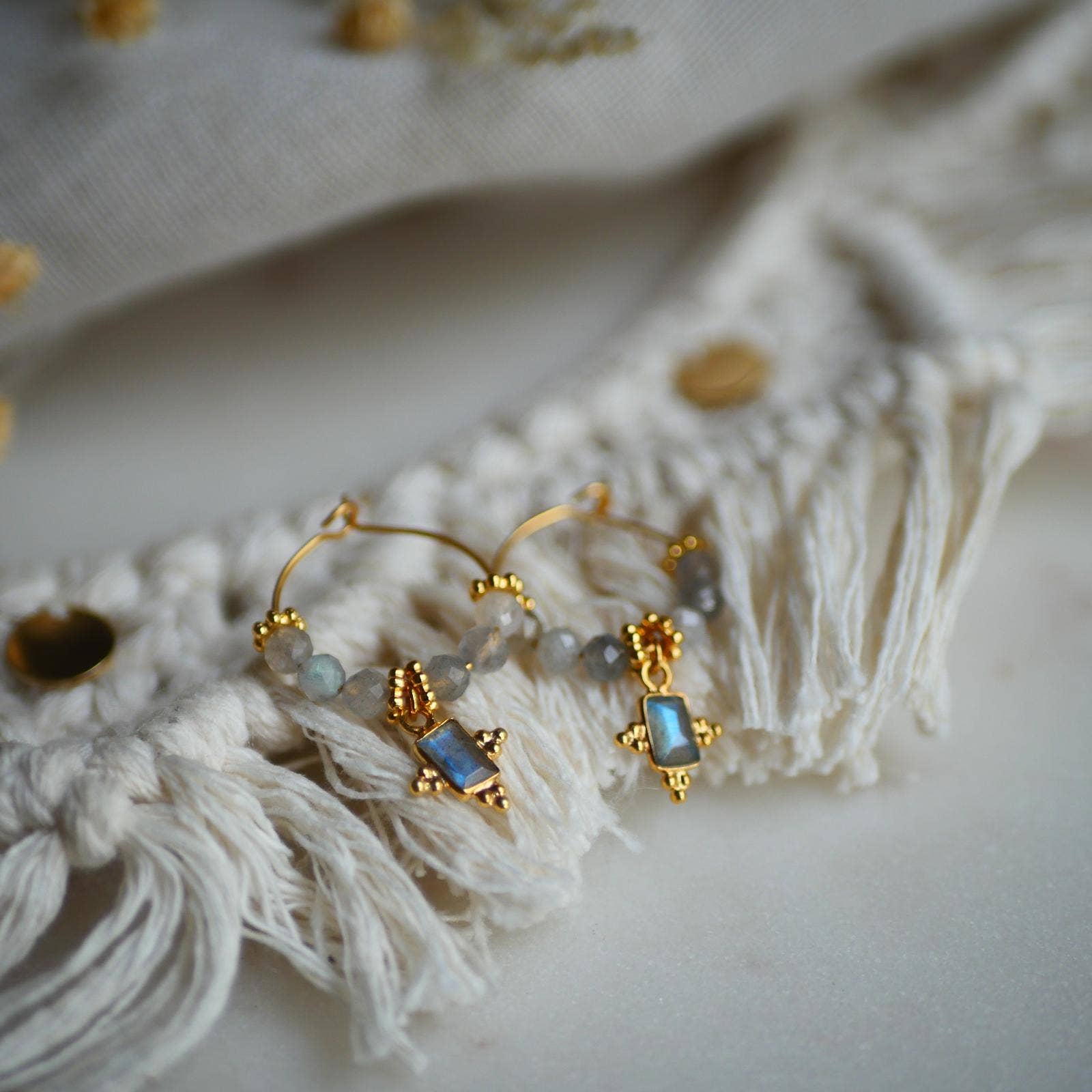 GINANDGER – Großhandel Hoops – Creolen mit Labradorit und goldenen Anhängern, 20 mm – GINANDGER3