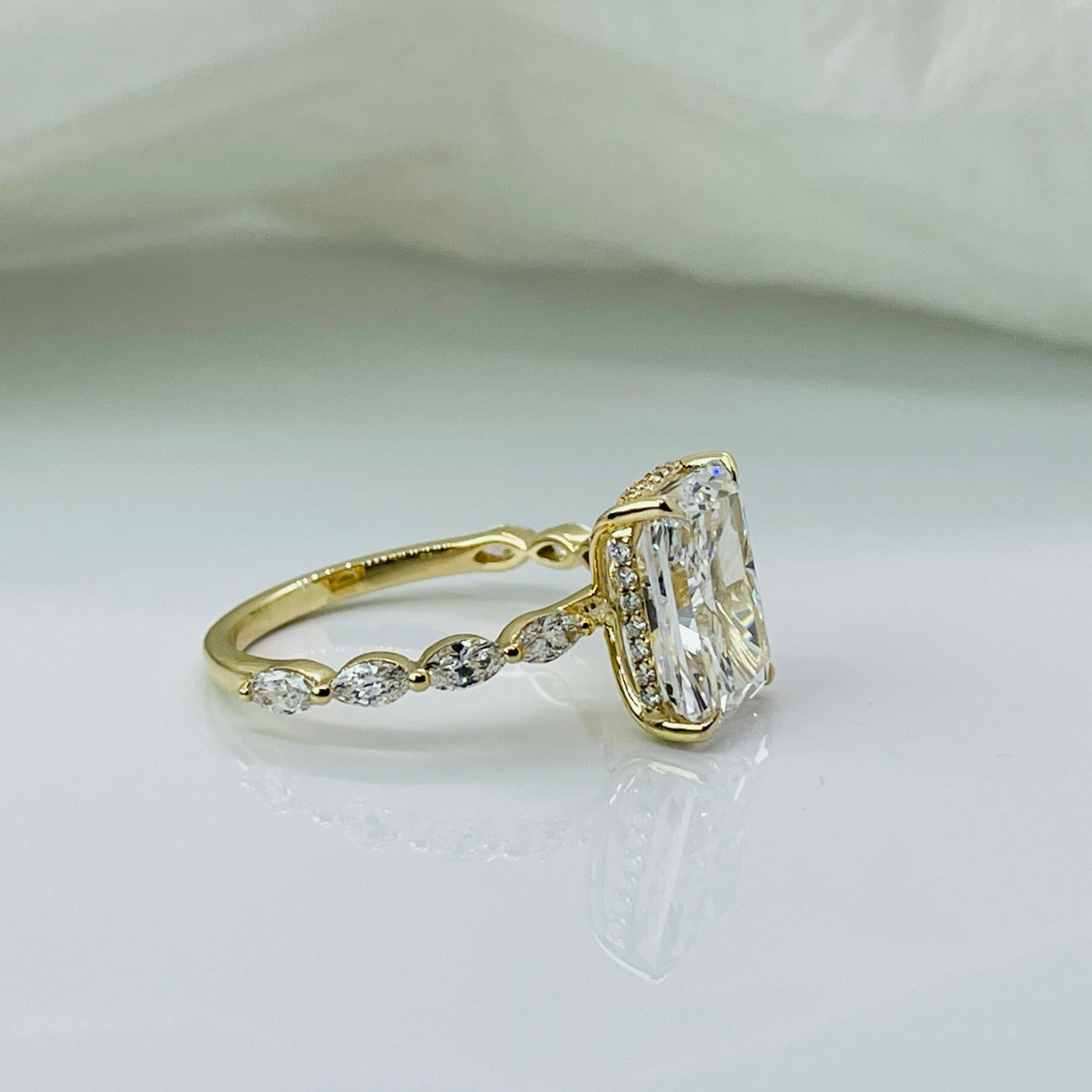 Triple C Diamonds - Vente Bagues de fiançailles - Bague de fiançailles en diamant avec bande marquise cachée halo radiant élégant en or massif 14K de 2 à 4 carats4