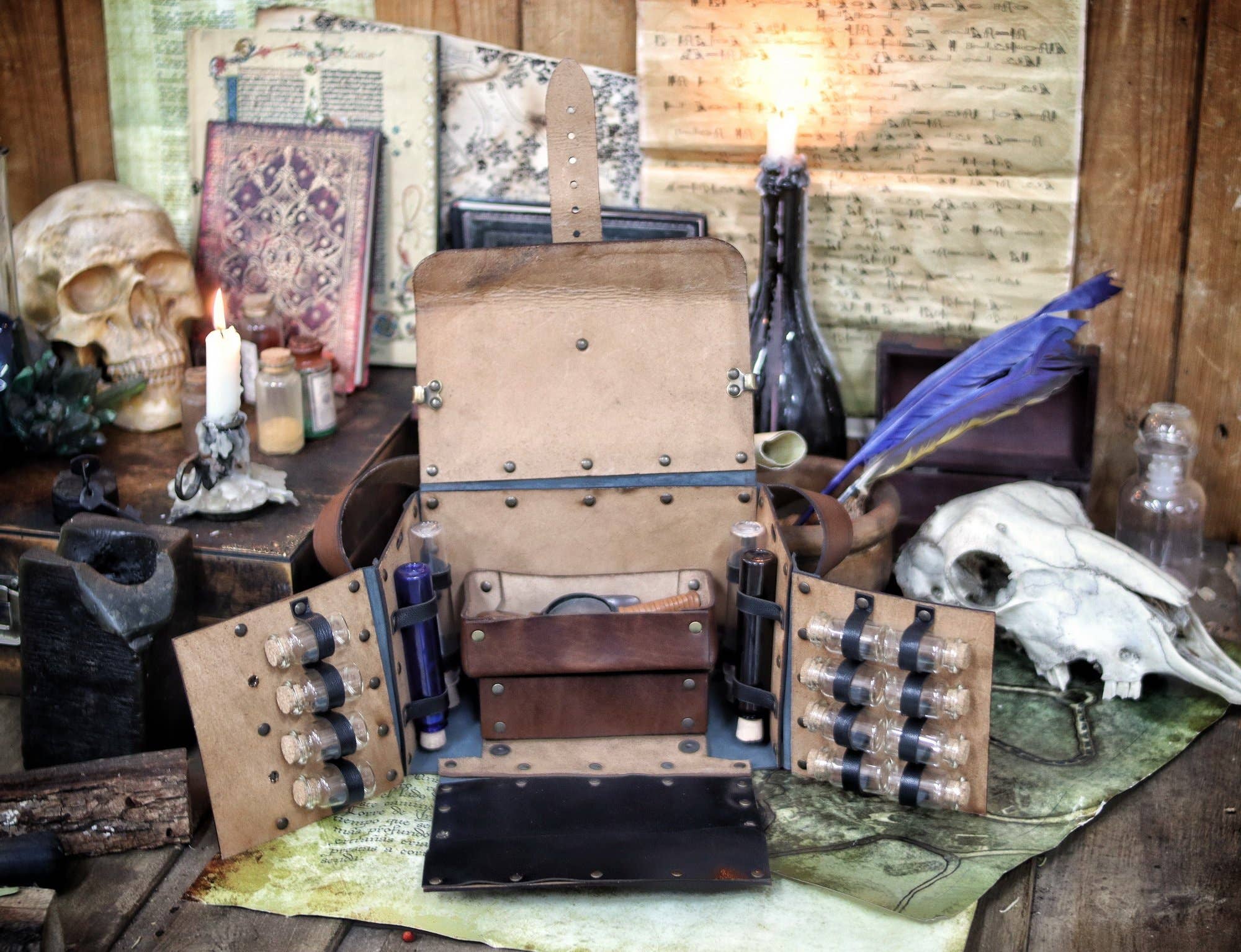 Outcast Props - Vente Décorations de table - Sac d'alchimiste en cuir avec set de potions7
